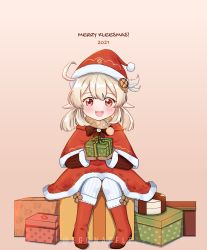 1girl absurdres ahoge blonde_hair blush box brown_gloves capelet christmas clover commentary dress female_focus full_body fur-trimmed_capelet fur-trimmed_dress fur-trimmed_headwear fur_trim genshin_impact gift gloves gradient_background hat hat_feather hat_ornament highres holding holding_gift klee_(genshin_impact) kwek_kwek light_brown_background long_hair long_sleeves looking_at_viewer low_twintails on_box open_mouth pantyhose pointy_ears red_capelet red_eyes red_hat santa_costume santa_hat sitting sitting_on_box smile solo teeth twintails twitter_username upper_teeth_only
