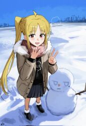 1girl ahoge black_boots black_shirt blonde_hair blush bocchi_the_rock! boots brown_jacket character_snowman chinese_commentary commentary_request grey_skirt haidao_mao highres ijichi_nijika jacket kessoku_band_t-shirt long_hair long_sleeves open_clothes open_jacket open_mouth outdoors pleated_skirt red_eyes red_scarf scarf shirt side_ponytail sidelocks skirt snow snowman solo v winter yamada_ryo