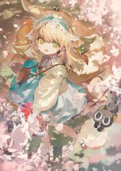 1girl animal_ears arknights black_cat blonde_hair cat commentary fox_ears fox_girl fox_tail green_eyes highres kitsune kyuubi long_hair luo_xiaohei luo_xiaohei_(cat) luo_xiaohei_zhanji majiro_(mazurka) multiple_tails official_alternate_costume solo suzuran_(arknights) suzuran_(spring_praise)_(arknights) tail