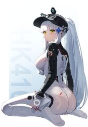 1girl absurdres ass baseball_cap black_bodysuit black_hat bodysuit breasts closed_mouth covenant_halo_(girls&#039;_frontline_2) cross_hair_ornament feet full_body girls&#039;_frontline girls&#039;_frontline_2:_exilium green_eyes hair_ornament hat highres hk416_(girls&#039;_frontline) klukai_(girls&#039;_frontline_2) klukai_(speed_star)_(girls&#039;_frontline_2) long_hair no_shoes official_alternate_costume ponytail sidelocks sitting smile solo tattoo teardrop_facial_mark teardrop_tattoo two-tone_bodysuit uncle_dash weapon_name white_bodysuit white_hair