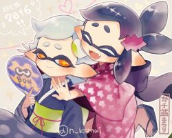 2016 2girls aged_down artist_name black_hair blue_kimono callie_(splatoon) callie_(young)_(splatoon) closed_eyes closed_mouth commentary_request cousins cross-shaped_pupils fangs grey_hair hand_fan holding holding_fan hug hug_from_behind inkling japanese_clothes kamui_natsuki kimono long_sleeves marie_(splatoon) marie_(young)_(splatoon) medium_hair mole mole_under_eye multiple_girls nintendo obi obijime official_alternate_costume okobo open_mouth orange_eyes pink_kimono platform_sandals pointy_ears print_kimono sandals sash smile speech_bubble splatoon_(series) splatoon_1 swept_bangs symbol-shaped_pupils tentacle_hair wide_sleeves yellow_pupils
