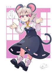 1girl animal_ears black_dress blush carte character_name commentary_request cookie_(touhou) crystal dress eyeliner full_body grey_hair highres jewelry long_sleeves looking_at_viewer makeup mouse_ears mouse_girl mouse_tail nazrin necklace nyon_(cookie) open_mouth pendant pinafore_dress pink_background pink_eyeliner red_eyes shirt short_hair signature sleeveless sleeveless_dress smile socks solo tail touhou translation_request white_shirt white_socks