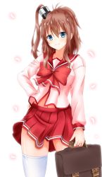 Rule 34 | 1girl, bag, blue eyes, briefcase, brown hair, cosplay, cowboy shot, denpa (denpae29), high side ponytail, highres, itou shizuka, kantai collection, kousaka tamaki, kousaka tamaki (cosplay), long hair, pleated skirt, ponytail, red skirt, saratoga (kancolle), school briefcase, school uniform, serafuku, side ponytail, skirt, standing, thighhighs, to heart (series), to heart 2, voice actor connection, white thighhighs