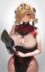 1girl absurdres bare_arms bare_shoulders blonde_hair blush breasts cleavage cleavage_cutout closed_mouth clothing_cutout eyewear_on_head gradient_background grey_background hair_over_one_eye highres holding huge_breasts looking_at_viewer one_eye_covered pelvic_curtain purple_eyes short_hair simple_background smile solo sweety_(zenless_zone_zero) thighs tinted_eyewear yamanokami_eaka yellow-tinted_eyewear zenless_zone_zero