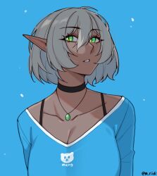 1girl absurdres black_choker blue_background blue_shirt choker collarbone commentary dark-skinned_female dark_elf dark_skin elf english_commentary green_eyes hair_between_eyes highres jewelry looking_at_viewer mawaridi necklace original pointy_ears shirt short_hair simple_background solo twitter_username yvonne_(mawaridi)