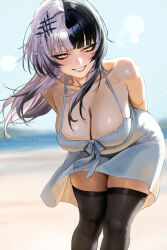 1girl alternate_costume arms_behind_back beach bent_over black_hair black_thighhighs blurry blurry_background blush breasts cleavage commentary day dress english_commentary feet_out_of_frame floating_hair grey_hair grin hair_ornament highres hololive hololive_english large_breasts long_hair looking_to_the_side multicolored_hair outdoors patreon_username robusta_mania shiny_skin shiori_novella shore sleeveless sleeveless_dress smile solo split-color_hair standing sundress thighhighs two-tone_hair virtual_youtuber white_dress yellow_eyes