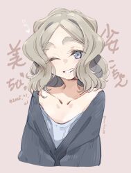 1girl blue_eyes chibikko_(morihito) collarbone cropped_torso dated eyelashes grey_hair grin highres light_blush looking_at_viewer medium_hair misskey.io_username morihito one_eye_closed original parted_bangs simple_background smile solo thick_eyebrows upper_body webp-to-png_conversion
