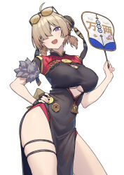 1girl absurdres ahoge baffu black_dress black_gloves blonde_hair breasts china_dress chinese_clothes cleavage commentary_request cowboy_shot cutout_above_navel dress eyewear_on_head fingerless_gloves gloves hair_over_one_eye hand_fan hand_on_own_hip highres holding holding_fan large_breasts looking_at_viewer open_mouth pelvic_curtain purple_eyes short_hair simple_background single_fingerless_glove smile solo standing sunglasses sweety_(zenless_zone_zero) thighs tinted_eyewear tuanshan underboob white_background yellow-tinted_eyewear zenless_zone_zero
