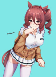 1girl animal_ears aona_(anagasaki) blue_background bow brown_cardigan brown_hair cardigan closed_mouth commentary cowboy_shot dress_shirt drill_hair drill_sidelocks ear_bow highres horse_ears horse_girl horse_tail kasamatsu_tracen_school_uniform long_sleeves looking_at_viewer medium_hair miniskirt norn_ace_(umamusume) off_shoulder partially_unbuttoned pleated_skirt school_uniform shirt side_drill sidelocks simple_background skirt smile solo standing tail thighhighs twitter_username umamusume umamusume:_cinderella_gray white_shirt white_skirt white_thighhighs wing_collar
