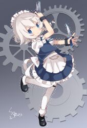1girl apron between_fingers black_shoes blue_bow blue_eyes bow braid closed_mouth commentary gears grey_hair hair_bow highres holding holding_knife izayoi_sakuya knife knives_between_fingers leg_up long_hair looking_at_viewer maid maid_headdress puffy_short_sleeves puffy_sleeves shoes short_sleeves signature solo soru_(remonntteumai) thighhighs touhou twin_braids waist_apron white_apron white_thighhighs