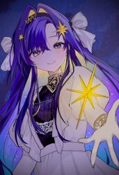 1girl bi2ifwxbkabiltx black_hairband blonde_hair blue_background blue_eyes blue_hair closed_mouth colored_inner_hair dress gradient_hair hair_intakes hair_ornament hairband highres juliet_sleeves long_hair long_sleeves looking_at_viewer multicolored_hair outstretched_arm puffy_sleeves reverse:1999 smile solo sparkle star_(symbol) star_hair_ornament upper_body very_long_hair voyager_(reverse:1999) white_dress