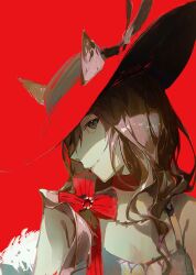 1girl absurdres animal_ears arknights bare_shoulders breasts choker cleavage closed_mouth ears_through_headwear grey_eyes hat heidi_(arknights) highres looking_at_viewer medium_breasts pink_hair profile red_background red_hat red_ribbon ribbon ribbon_choker simple_background smile solo sorrowny upper_body