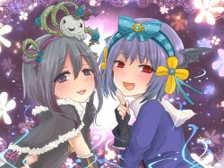 2girls ajie_(sura-kun) black_cape black_dress black_gloves black_wings blue_bow blue_hairband blush bow cape commentary_request dress entweihen_crothen fingerless_gloves fur-trimmed_cape fur-trimmed_gloves fur_trim gloves grey_hair hair_bow hairband head_wings high_wizard_(ragnarok_online) index_finger_raised jacket looking_at_viewer looking_to_the_side mechanic_(ragnarok_online) medium_hair multiple_girls open_mouth plant purple_background purple_eyes purple_hair purple_hairband purple_jacket ragnarok_online red_eyes short_hair skull smile smug upper_body vines wings