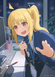 1girl absurdres aged_up ahoge bag black_bag blazer blonde_hair blue_jacket blurry blurry_background bocchi_the_rock! book book_stack commentary_request computer_keyboard computer_mouse desk detached_ahoge hanagamigendai highres holding_strap ijichi_nijika indoors jacket lanyard leaning_forward long_hair long_sleeves looking_at_viewer monitor mousepad_(object) office office_lady open_mouth orange_eyes pen scissors shirt shoulder_bag side_ponytail solo teeth twitter_username upper_teeth_only white_shirt