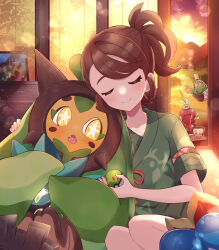 1girl blush brown_hair carmine_(pokemon) closed_eyes closed_mouth cloud commentary_request dipplin eyelashes facing_viewer friend_ball gen_9_pokemon green_shirt haru_(haruxxe) highres holding holding_poke_ball juliana_(pokemon) mask nintendo ogerpon photo_(object) poke_ball pokemon pokemon_(creature) pokemon_sv poltchageist ponytail shirt short_sleeves sinistcha sitting sky smile twilight
