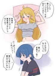 2girls ahoge black_shirt blonde_hair blue_eyes blush bocchi_the_rock! clothes_lift commentary_request green_eyes grey_shirt hair_down highres ijichi_nijika look4_osagashi lying mole mole_under_eye multiple_girls on_back open_mouth pillow red_eyes shirt shirt_lift short_hair short_sleeves speech_bubble translation_request yamada_ryo yuri