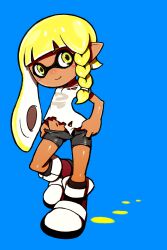 1girl asymmetrical_hair beeru_(veil8801) bike_shorts blonde_hair blue_background braid breasts closed_mouth dark-skinned_female dark_skin finger_under_clothes full_body gluteal_fold highres inkling inkling_girl inkling_player_character long_hair navel nintendo pointy_ears shirt simple_background small_breasts smile solo splatoon_(series) splatoon_3 tentacle_hair torn_clothes torn_shirt veronika_(splatoon) white_shirt yellow_eyes