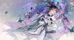 1boy alternate_hair_length alternate_hairstyle armor black_hair blue_butterfly blunt_ends bow bug butterfly choppy_bangs closed_mouth clothing_cutout expressionless eyeliner eyeshadow feathers genshin_impact hands_up highres hip_vent insect japanese_armor japanese_clothes kariginu kimono kote kurokote layered_sleeves looking_at_viewer makeup male_focus multicolored_hair outdoors pelvic_curtain pom_pom_(clothes) pu-xm purple_bow purple_eyes purple_hair purple_kimono purple_sash purple_sleeves purple_veil red_eyeliner red_eyeshadow sash scaramouche_(genshin_impact) scaramouche_(kabukimono)_(genshin_impact) see-through_clothes see-through_veil side_cutout solo streaked_hair string veil white_sleeves wide_sleeves wispy_bangs yellow_feathers