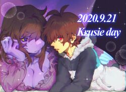 1girl 1other 2020 aegyo_sal alternate_costume antenna_hair black_jacket breasts brown_hair chromatic_aberration cleavage closed_mouth collarbone colored_sclera colored_skin commentary_request dated deltarune dress face-to-face film_grain freckles frilled_dress frilled_sleeves frills fur_hood furry furry_female furry_with_non-furry hand_on_own_cheek hand_on_own_face hand_up highres hood hood_down interspecies jacket kris_(deltarune) large_breasts light_particles long_hair long_sleeves looking_at_viewer lying no_pupils on_stomach other_with_female parted_lips profile puffy_long_sleeves puffy_sleeves purple_dress purple_eyes purple_skin red_eyes ribbed_dress se_(hanahide) ship_name short_hair sideways_glance sideways_mouth sparkle susie_(deltarune) upper_body yellow_sclera yellow_skin