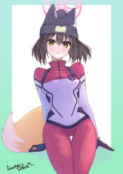 1girl absurdres amate_yuzuriha amate_yuzuriha_(cosplay) animal_ears arm_support beanie black_gloves blue_archive bodysuit breasts brown_hair commentary_request cosplay ears_under_headwear fox_ears fox_girl fox_tail gloves gundam gundam_gquuuuuux halo hat highres izuna_(blue_archive) izunasuki_art looking_at_viewer mecha_pilot_suit multicolored_bodysuit normal_suit_(gundam) pink_halo red_bodysuit short_hair signature simple_background small_breasts solo tail thigh_gap turtleneck turtleneck_bodysuit white_background yellow_eyes yellow_tail