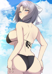 1girl ass back bare_arms bikini black_bikini blue_eyes blue_sky blush breasts chimunge closed_mouth cloud commentary_request day grey_hair hair_ribbon highres large_breasts medium_hair outdoors parted_bangs ribbon senran_kagura senran_kagura_burst senran_kagura_burst_re:newal senran_kagura_estival_versus senran_kagura_shinovi_versus sideboob signature sky smile swimsuit yumi_(senran_kagura)
