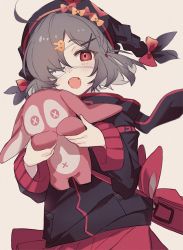 1girl ahoge animal_bag animal_hood arknights awa_iro bag black_hat black_jacket blush brown_background commentary eyepatch grey_hair hair_ornament hair_over_one_eye hat highres holding holding_stuffed_toy hood hooded_jacket jacket looking_at_viewer medical_eyepatch one-hour_drawing_challenge open_mouth popukar_(arknights) rabbit_bag rabbit_hair_ornament rabbit_hood red_bag red_eyes red_skirt short_hair simple_background skirt smile solo stuffed_animal stuffed_rabbit stuffed_toy upper_body x_hair_ornament