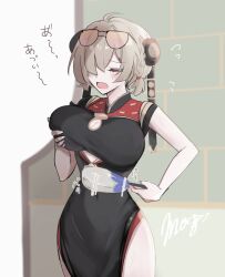 1girl china_dress chinese_clothes commentary_request cutout_above_navel dress eyewear_on_head hair_over_one_eye hand_fan highres holding holding_fan mochi_07 pelvic_curtain solo sunglasses sweety_(zenless_zone_zero) tinted_eyewear yellow-tinted_eyewear zenless_zone_zero