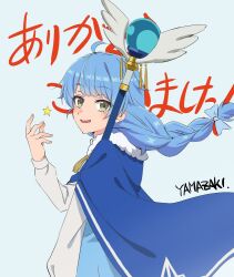 1girl a_rank_party_wo_ridatsu_shita_ore_wa_moto_oshiego-tachi_to_meikyuu_shinbu_wo_mezasu ahoge artist_name blue_background blue_bow blue_cape blue_hair bow braid cape commentary_request fingernails grey_eyes hair_bow holding holding_staff long_hair long_sleeves looking_at_viewer looking_to_the_side mage_staff open_mouth rain_(aparida) simple_background smile solo staff star_(symbol) translation_request upper_body yamazaki_masakazu