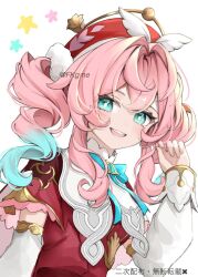 1girl aqua_bow aqua_bowtie aqua_eyes aqua_hair bow bowtie breasts dress hat highres honkai:_star_rail honkai_(series) hyacine_(honkai:_star_rail) looking_at_viewer medium_hair memi_58 multicolored_hair pink_hair red_dress red_hat simple_background small_breasts smile solo star_(symbol) twintails twitter_username two-tone_hair upper_body white_background