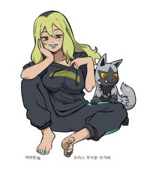 1girl barefoot black_hoodie black_pants blonde_hair breasts commentary delinquent_(pokemon) eyelashes gen_3_pokemon gigobyte350 green_lips green_nails grin hands_up hood hoodie korean_text lipstick long_hair makeup nail_polish nintendo pants pokemon pokemon_(creature) pokemon_oras poochyena simple_background sitting smile teeth toenail_polish toenails toes white_background