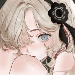 1girl black_flower black_hairband blue_eyes blush curly_hair flower hair_flower hair_ornament hair_over_one_eye hairband highres isekaijoucho kamitsubaki_studio looking_at_viewer momoziri_pripri multicolored_hair red_hair short_hair single_sidelock solo solo_focus virtual_youtuber white_hair