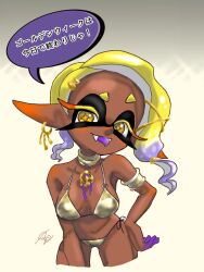 1girl armlet bikini blonde_hair bracelet breasts cropped_legs dark-skinned_female dark_skin detached_collar earrings facing_viewer fangs frye_(splatoon) gold_bracelet hair_ornament hairclip hand_on_own_hip inkling japanese_text jewelry large_breasts leaning_forward looking_at_viewer navel necklace nintendo side-tie_bikini_bottom smile solo speech_bubble splatoon_(series) splatoon_3 swimsuit tongue tongue_out yellow_background yellow_eyes