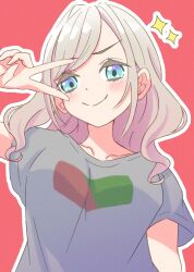 &gt;:) 1girl alternate_costume breasts ceras_yanagida_lilienfeld closed_mouth collarbone commentary_request grey_hair grey_shirt highres large_breasts link!_like!_love_live! long_hair looking_at_viewer love_live! nanase_itsuki outline red_background shirt short_sleeves simple_background smile solo sparkle split_mouth t-shirt upper_body v v-shaped_eyebrows v_over_eye virtual_youtuber white_outline