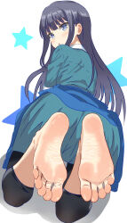 1girl absurdres barefoot black_hair blue_eyes blush feet foot_focus highres long_hair looking_at_viewer looking_back lying misumi_aoi on_stomach ongeki parted_lips soles solo toes uroichi