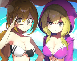 &gt;:( 2girls angry beach beach_umbrella bikini black_eyes blonde_hair blue_background blue_sky breasts brown_hair coat eglan glasses highres korean_commentary long_hair looking_at_viewer medium_breasts multiple_girls ocean offbeat open_clothes open_coat pink_bikini pink_coat rhythm_tengoku secretary secretary_(rhythm_tengoku) sky smile swimsuit umbrella v-shaped_eyebrows