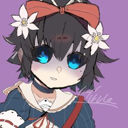 1girl artist_name black_choker black_hair black_sclera blue_eyes bow choker collarbone colored_sclera flower grimms_echoes grin hair_bow hair_flower hair_ornament looking_at_viewer purple_background red_bow shaded_face short_hair simple_background smile solo source_request teeth upper_body user_xfvd2525 void_snow_white_(grimms_echoes)