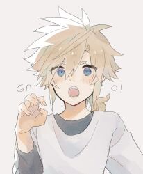 1boy aged_down black_shirt blonde_hair blue_eyes claw_pose cloud_strife final_fantasy final_fantasy_vii gao grey_background hand_up highres layered_shirt layered_sleeves male_focus open_mouth ponytail same_no_nituke3 shirt short_hair short_ponytail simple_background solo spiked_hair upper_body white_shirt