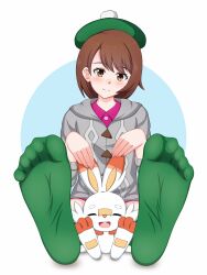 Rule 34 | 1girl, brown eyes, brown hair, cardigan, feet, foot focus, gen 8 pokemon, gloria (pokemon), green headwear, green socks, grey cardigan, hat, highres, legs, long sleeves, looking at viewer, lululewd, nail polish, nintendo, no shoes, open mouth, pokemon, pokemon (creature), pokemon swsh, scorbunny, short hair, simple background, sitting, smile, socks, soles, tam o&#039; shanter, toes, white background
