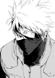 1boy collared_jacket commentary_request covered_mouth forehead_protector greyscale hatake_kakashi highres jacket konohagakure_shinobi_uniform konohagakure_symbol korean_commentary looking_at_viewer male_focus mask monochrome naruto_(series) one_eye_covered popped_collar real_dog_plate short_hair simple_background solo upper_body white_background zipper zipper_pull_tab