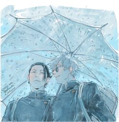 2boys bag black_hair blue_eyes fris_fails from_below getou_suguru gojou_satoru hair_pulled_back hashtag-only_commentary highres jujutsu_kaisen jujutsu_tech_uniform long_sleeves male_focus multiple_boys plug_(piercing) rain round_eyewear short_hair teeth transparent transparent_umbrella umbrella upper_body white_hair
