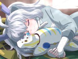 Rule 34 | 1girl, animal ears, blush, byakko (kemono friends), dragon ears, dragon girl, dragon horns, extra ears, fingerless gloves, gloves, hair between eyes, holding, holding toy, horns, hugging doll, hugging object, japari symbol, kemono friends, kemono friends 3, long hair, mukouyama mu, multicolored horns, navel, purple horns, scale print, shirt, skirt, sleeping, smile, solo, toy, white dragon (kemono friends), white hair, yellow horns