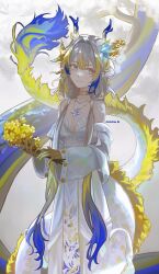1girl absurdres ambience_synesthesia aqua_eyes arknights bare_shoulders blonde_hair blue_hair bouquet breasts closed_mouth colored_extremities commentary dragon_girl dragon_horns dragon_tail dress feet_out_of_frame flower hair_intakes highres holding holding_bouquet horns jewelry long_hair long_sleeves medium_breasts multicolored_hair necklace neema_(oneemasan) off_shoulder official_alternate_costume pearl_necklace pendant pointy_ears shu_(arknights) smile solo standing tail tail_raised very_long_hair white_dress white_hair yellow_flower