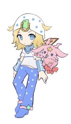 1boy 1other beanie blonde_hair blue_eyes blue_pants chibi chibi_only colored_skin commentary_request hat heart_ornament highres hood hood_down hoodie horseshoe_hat_ornament horseshoe_ornament johnny_joestar jojo_no_kimyou_na_bouken looking_at_viewer medium_hair pants pink_skin rairack777 short_sleeves spurs stand_(jojo) standing star_(symbol) star_print steel_ball_run tusk_(stand) tusk_act1 white_hat white_hoodie wristband