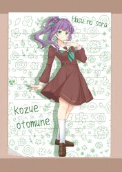 1girl alt_text blush border brown_border brown_dress brown_shoes character_name closed_mouth commentary_request dress drop_shadow floral_background flower full_body green_background green_eyes green_neckerchief hair_bun hair_flower hair_ornament hasu_no_sora_school_uniform highres lined_paper link!_like!_love_live! loafers long_sleeves looking_at_viewer love_live! matsurugi_tsukasa medium_dress neckerchief otomune_kozue pleated_dress purple_hair red_flower sailor_collar sailor_dress school_uniform shoes side_ponytail sidelocks single_side_bun smile socks solo standing tassel tassel_hair_ornament virtual_youtuber white_sailor_collar white_socks winter_uniform