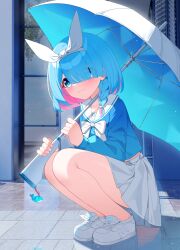 1girl absurdres arona_(blue_archive) blue_archive blue_eyes blue_hair blue_shirt blush bow_hairband braid choker colored_inner_hair hair_over_one_eye hairband halo highres kneeling long_sleeves looking_at_viewer multicolored_hair muou neckerchief sailor_collar school_uniform shirt short_hair simple_background single_braid skirt smile solo squatting umbrella_gun white_choker white_hairband white_neckerchief white_sailor_collar white_skirt