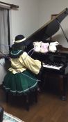 animated black_headwear bow collared_shirt cosplay frills green_hair green_skirt highres instrument komeiji_koishi komeiji_koishi_(cosplay) music photo_(medium) piano shirt skirt sound third_eye touhou video yellow_bow yellow_shirt