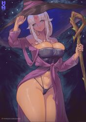 1girl black_background black_hat breasts closed_mouth collarbone commentary commission cosplay curtained_hair dark-skinned_female dark_skin eiyuu_densetsu elden_ring elden_ring_nightreign english_commentary facial_mark forehead_mark green_eyes groin hat holding holding_staff howxen large_breasts large_hat navel patreon_username recluse_(elden_ring) recluse_(elden_ring)_(cosplay) scherazard_harvey smile solo sora_no_kiseki staff standing witch witch_hat wooden_staff