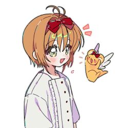 1girl antenna_hair blush bow brown_hair cardcaptor_sakura eyelashes green_eyes hair_between_eyes hair_bow hairband happy highres kero_(cardcaptor_sakura) kinomoto_sakura looking_at_another looking_to_the_side notice_lines open_mouth red_bow red_hairband shirt short_sleeves sidelocks simple_background smile solo_focus upper_body white_shirt yalmyu
