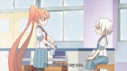 1boy 2girls animated anime_screenshot child classroom drinking_pee indoors interior multiple_girls school school_uniform sound tagme ueno-san_wa_bukiyou ueno_(ueno-san_wa_bukiyou) video yamashita_(ueno-san_wa_bukiyou)