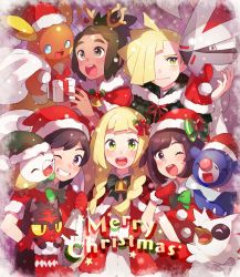 2girls 3boys alolan_form alolan_raichu antlers arm_hug bell belt blonde_hair blush braid brother_and_sister brown_hair dark-skinned_male dark_skin delibird elio_(pokemon) fur_trim game_freak gen_2_pokemon gen_7_pokemon gift gladion_(pokemon) gloves green_eyes green_hair green_hat grin hair_over_one_eye hat hau_(pokemon) highres horns legendary_pokemon lillie_(pokemon) litten long_hair merry_christmas multiple_boys multiple_girls nintendo one_eye_closed open_mouth pokemon pokemon_(creature) pokemon_sm popplio red_gloves red_hat reindeer_antlers rowlet sack santa_costume santa_hat selene_(pokemon) short_hair siblings silvally smile starter_pokemon_trio twin_braids unapoppo
